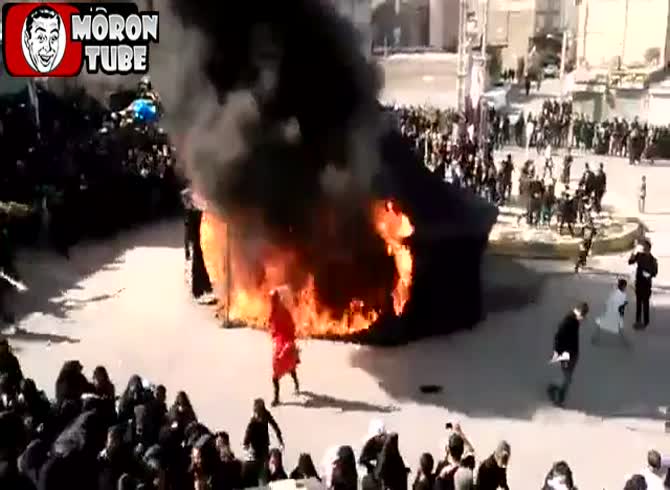 Video :At the location of a Shiite holiday celebration, a short and intense fire is set